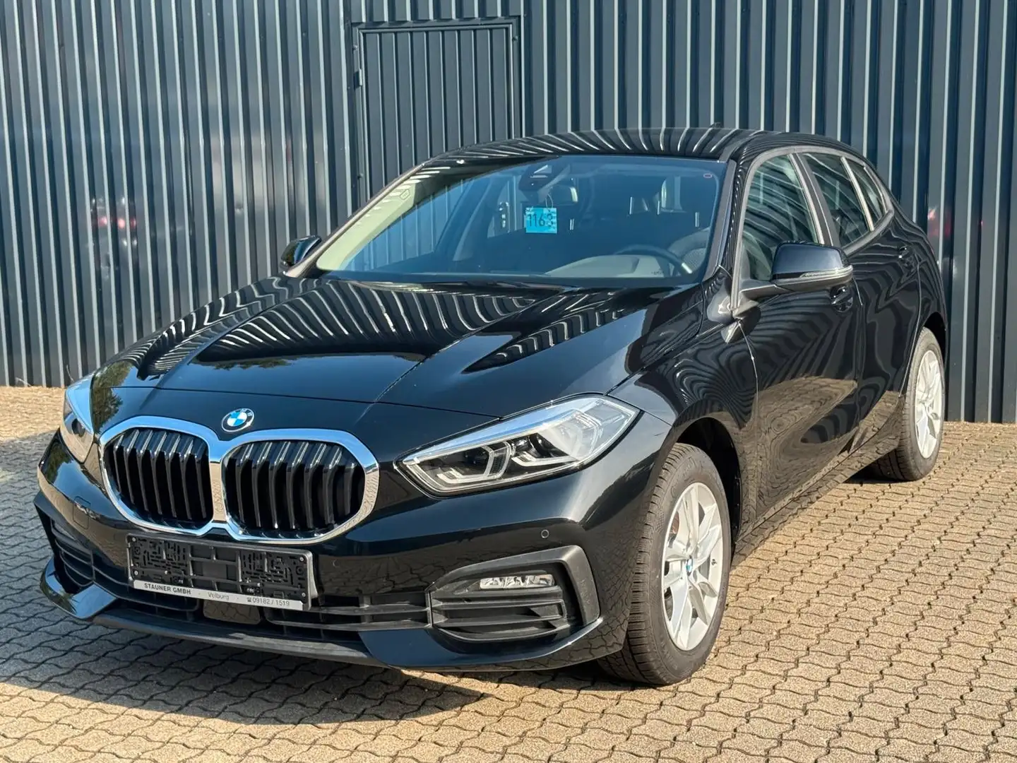 BMW 118 i Aut. 5-Türer/ Lenkradheiz/LED/HiFi/Navi Schwarz - 2