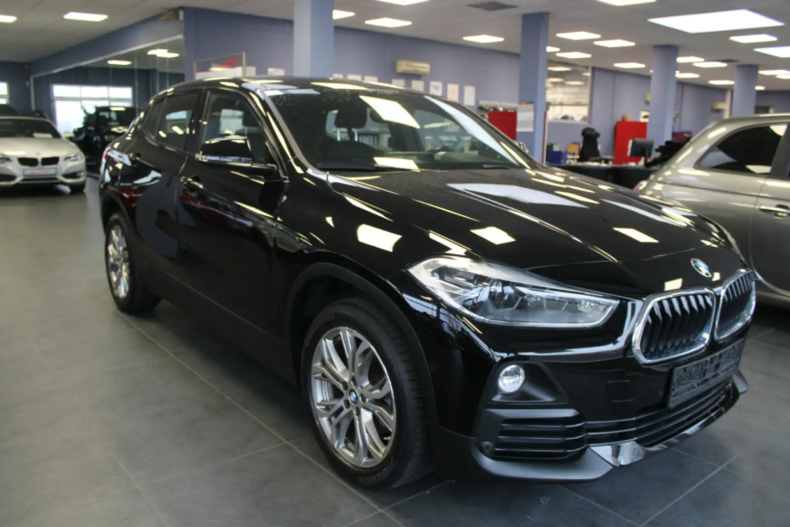 BMW X2 sDrive18d Schwarz - 1