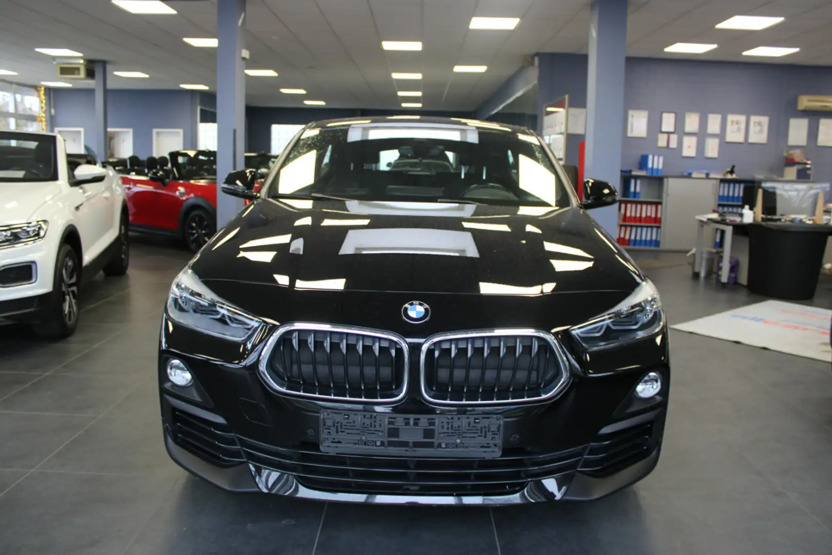 BMW X2 sDrive18d Schwarz - 2
