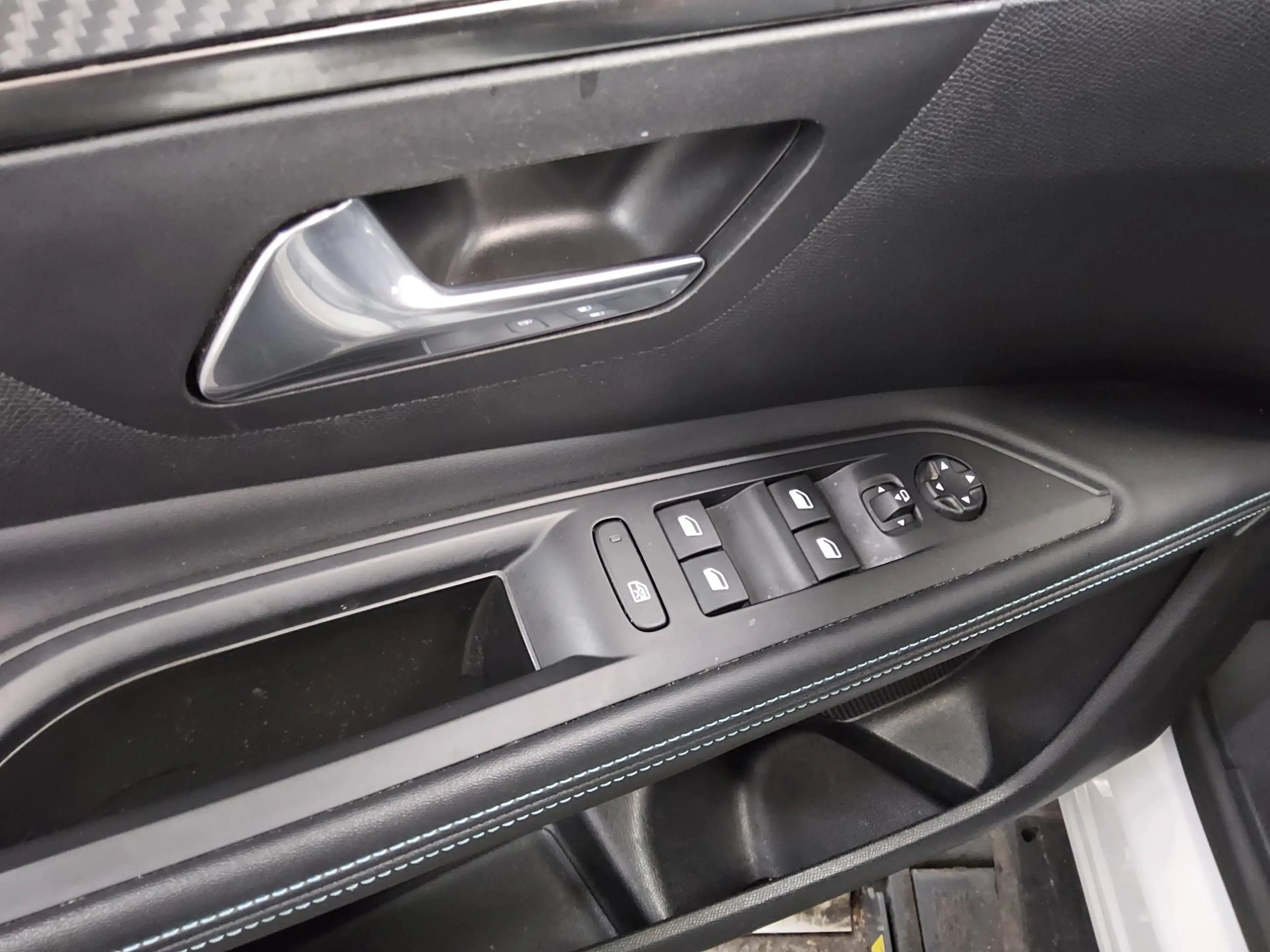 Peugeot 5008 5008 7-SITZE T-LEDER NAVI KLIMAAUT RADIO TEMPO MFL SHZ VC PDC LED RFK — photo 9