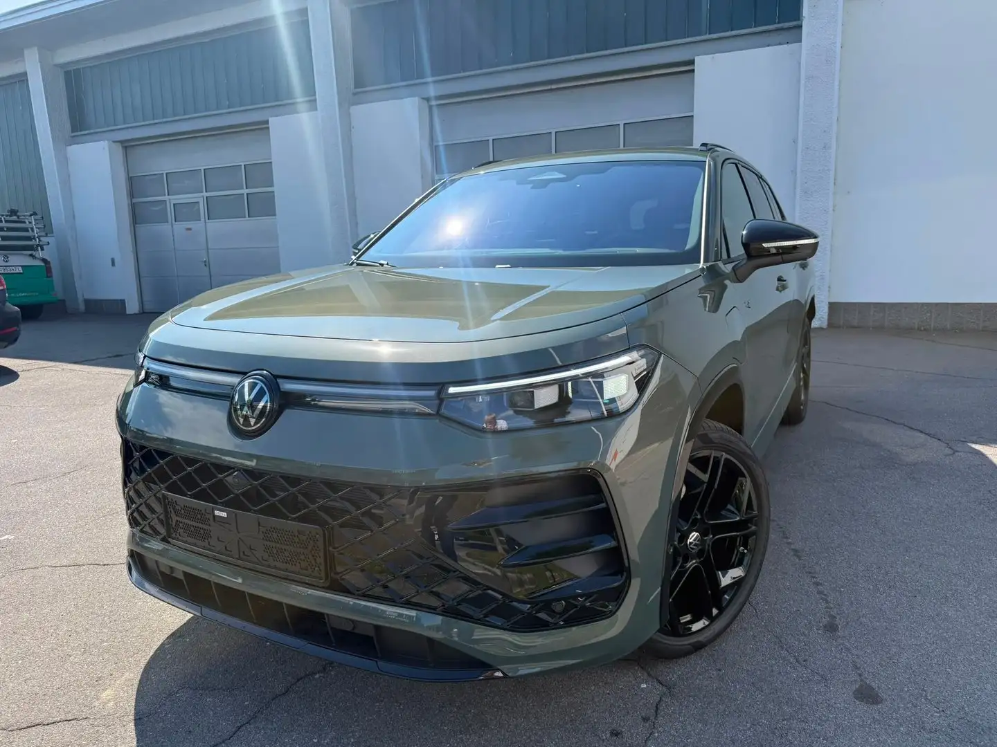 Volkswagen Tayron Sport eHybrid DSG 150kW Grün - 1