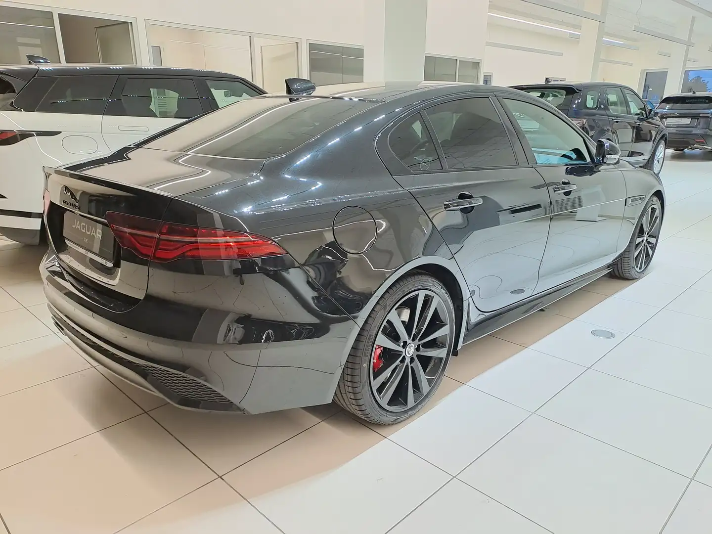 Jaguar XE 2.0d i4 R-Dynamic S rwd 204cv MHEV auto Black Pack Siyah - 2