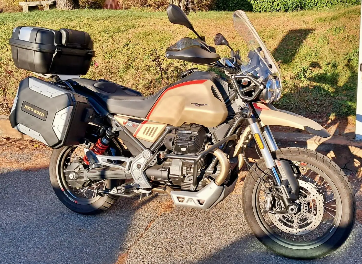 Moto Guzzi V 85 TT Travel - 1