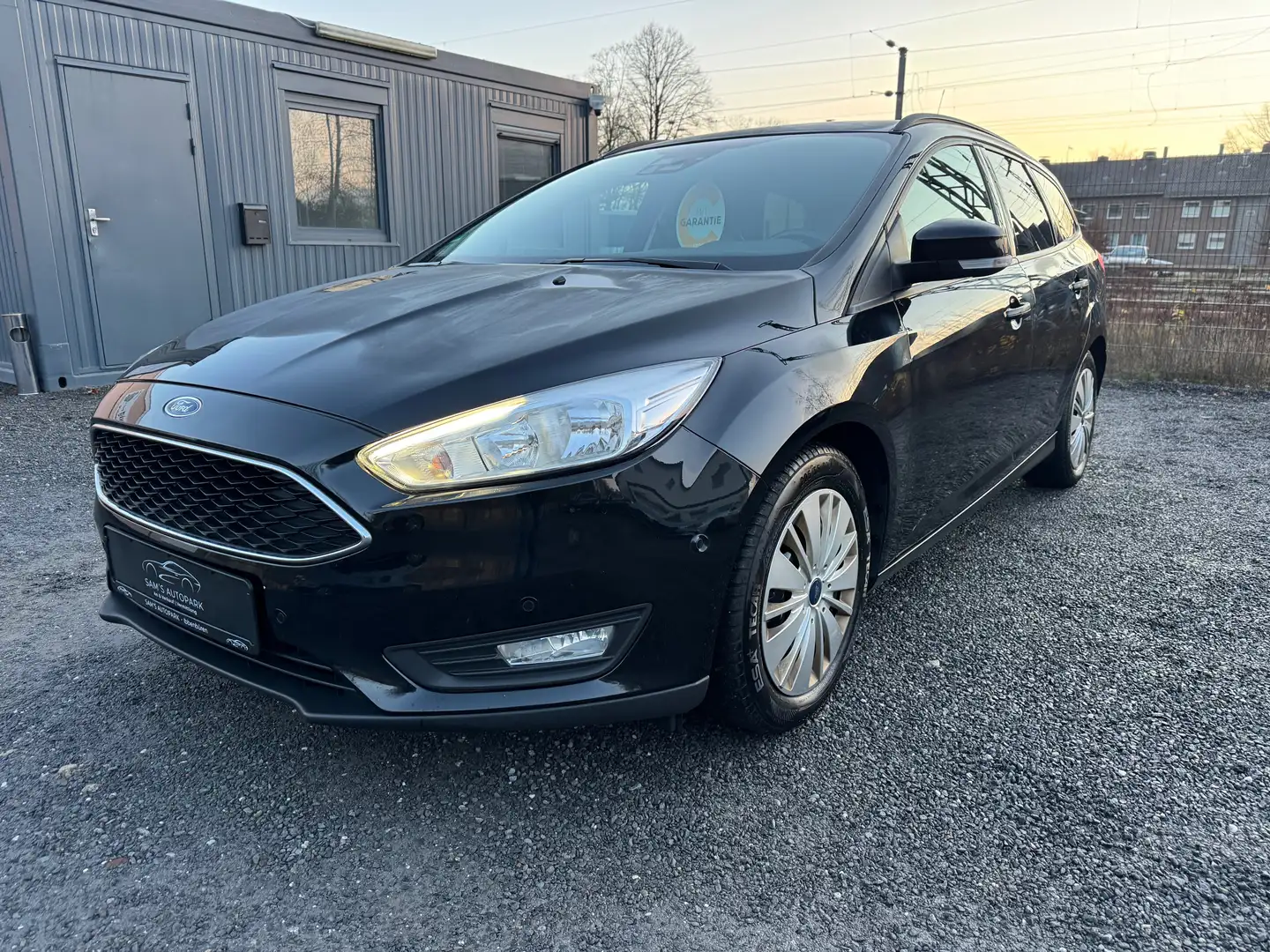 Ford Focus 1.5 TDCi Business AHK SHZ NAVI GARANTIE Schwarz - 1