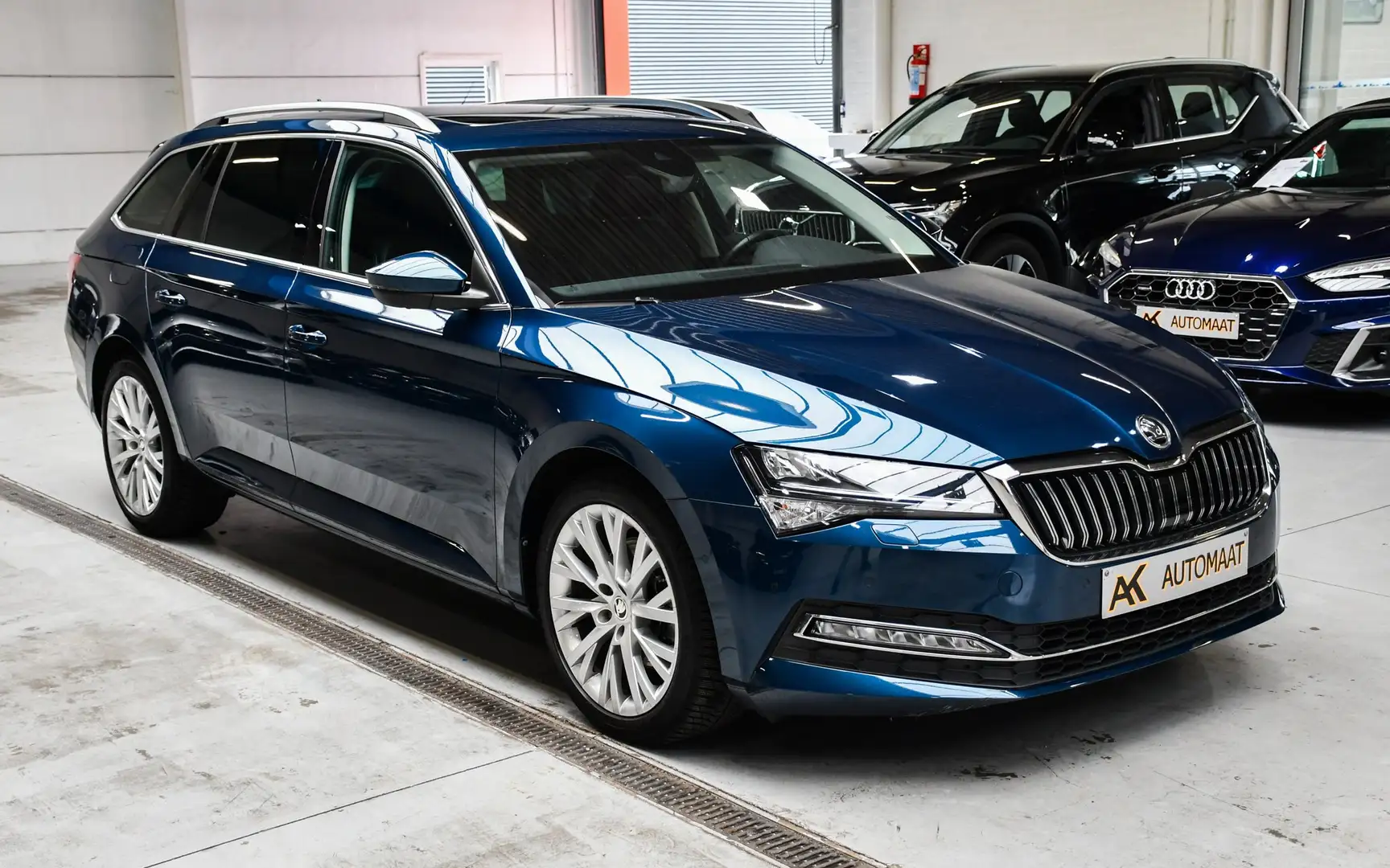 Skoda Superb Superb Combi 2.0 TDI DSG Ambition -NAVI / TREKHAAK Blauw - 2