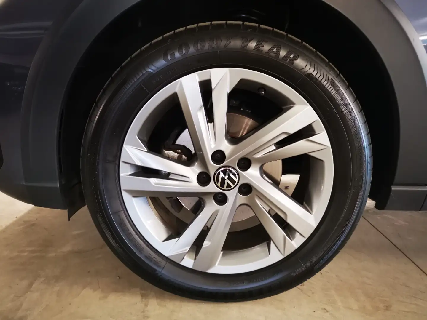 Volkswagen Taigo - Taigo 1.0 TSI 110 CV R-Line Grau - 2