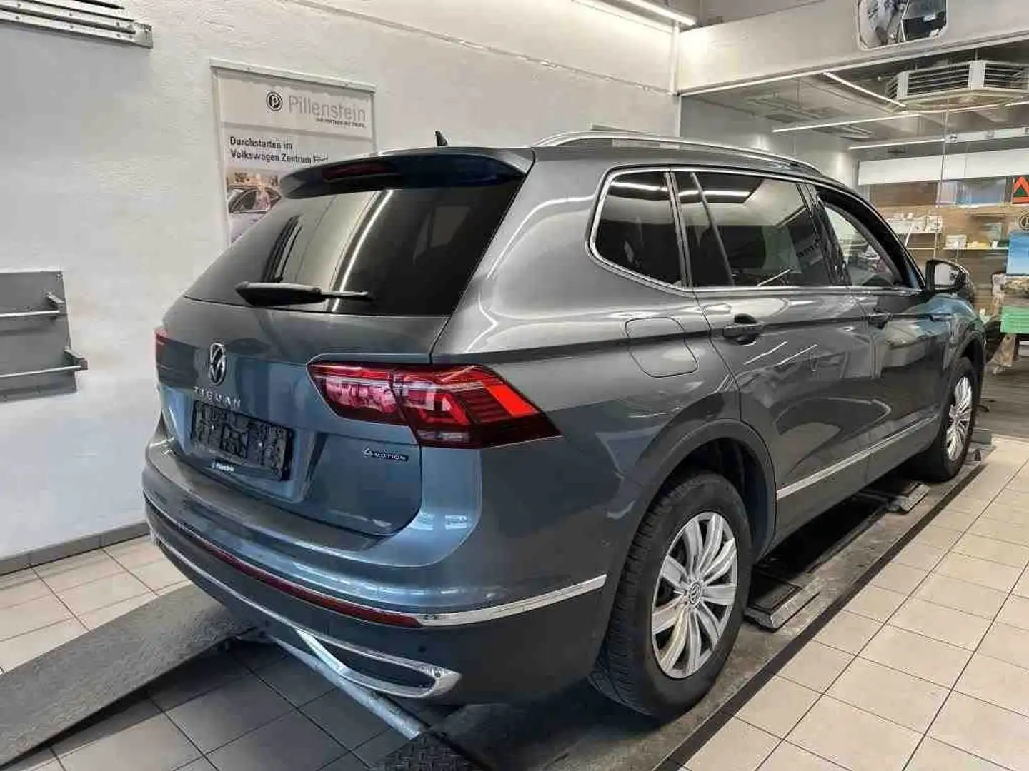 Volkswagen Tiguan Allspace Elegance 4x4 2.0TDI DSG Matrix Grau - 2