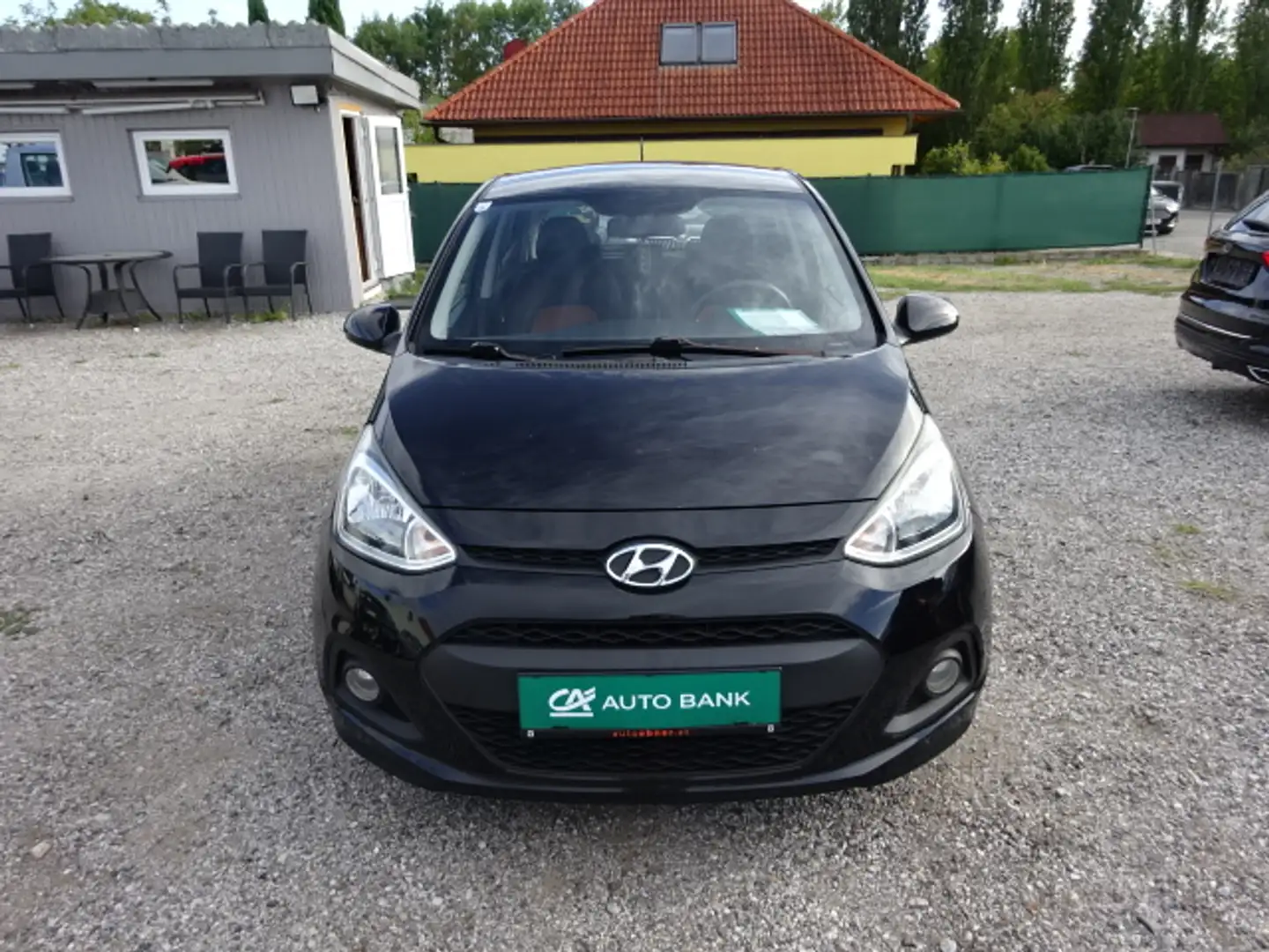 Hyundai i10 GO Benzin Serviceheft Nichtraucher Garagengepflegt Bluetooth Freisprecheinrichtung Bordcomputer Sommer und Winterreifen Schwarz - 2