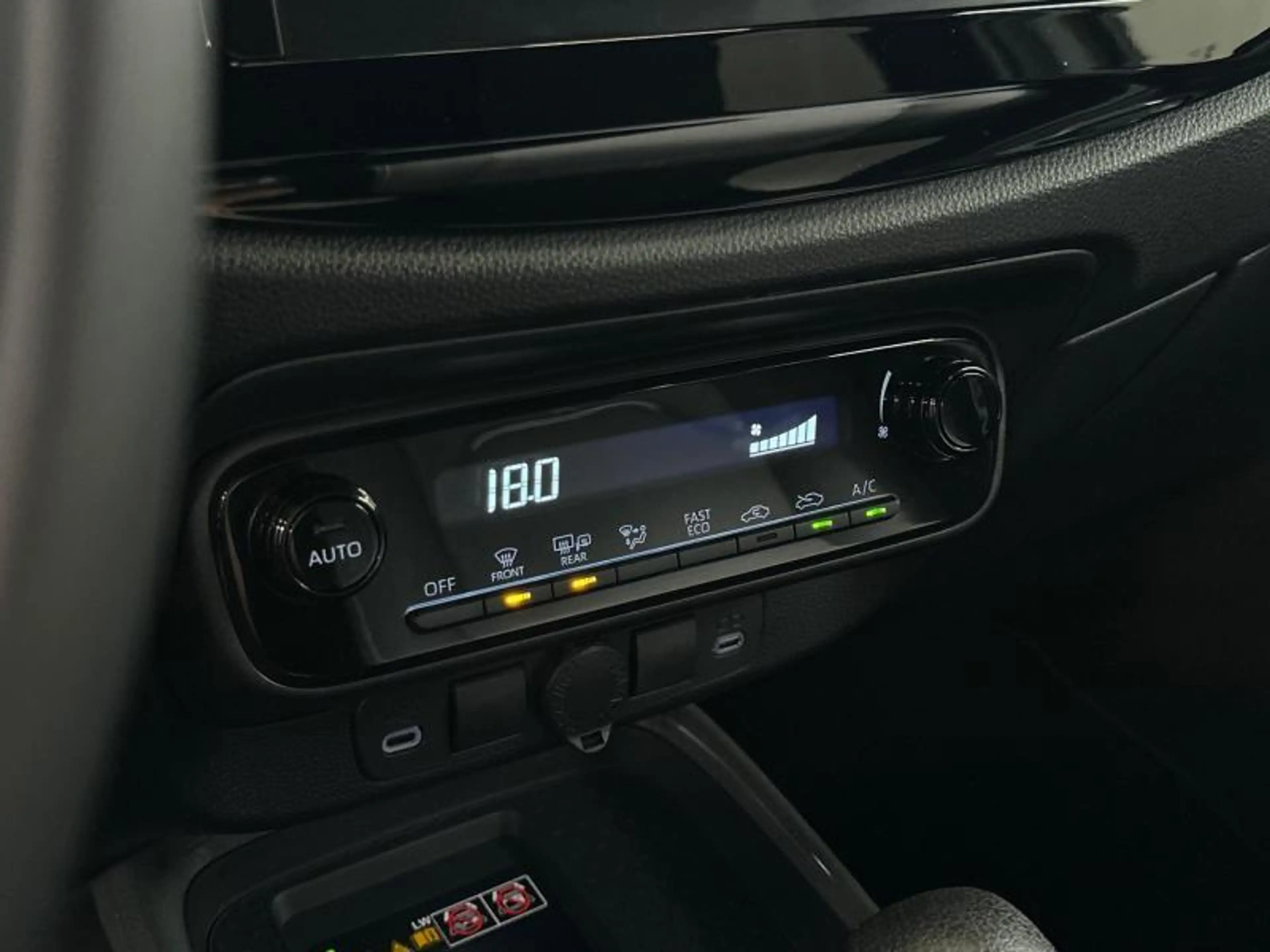 Toyota Aygo X 116hp HEV Pulse | carplay — photo 25