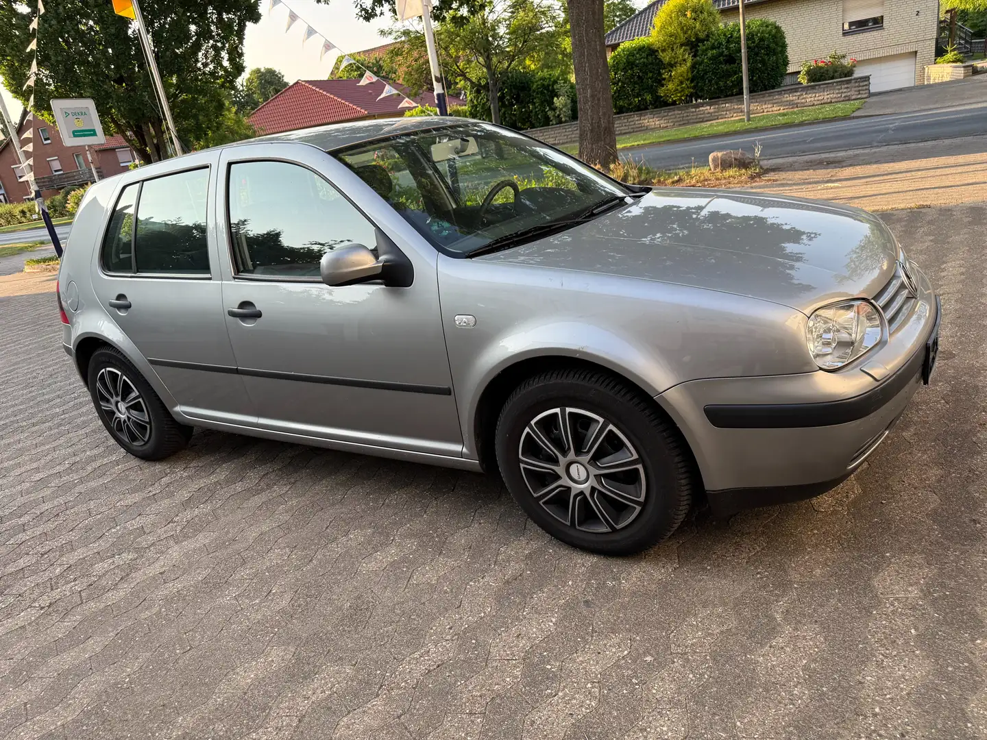 Volkswagen Golf 1.6 Automatik Stříbrná - 1