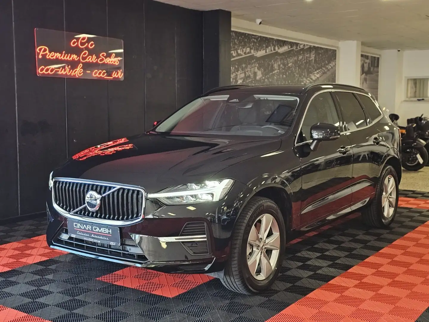 Volvo XC60 Essential 2WD ( CAMERA/ APPLE/ LED/ DAB/ Schwarz - 1