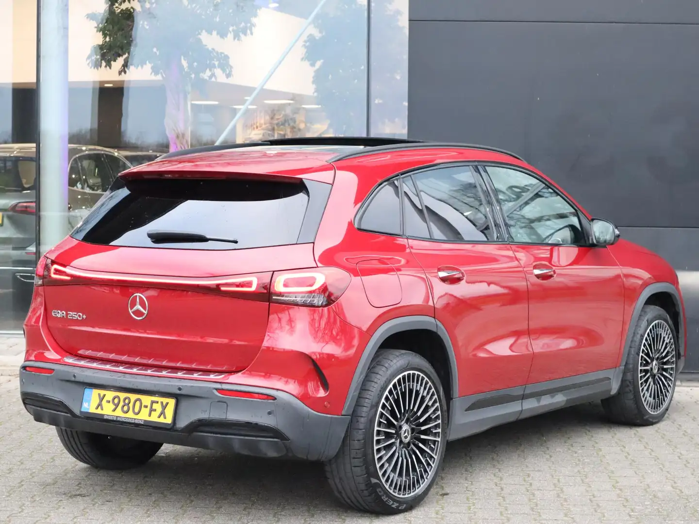 Mercedes-Benz EQA 250 250+ AMG Line 71 kWh Rouge - 2