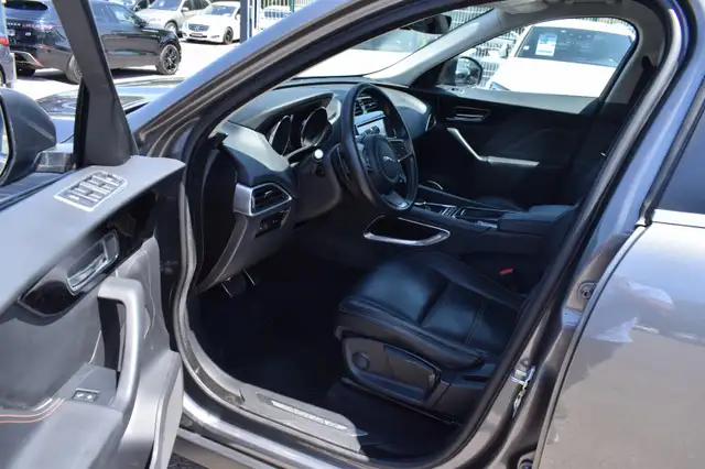 Jaguar F-Pace view 8