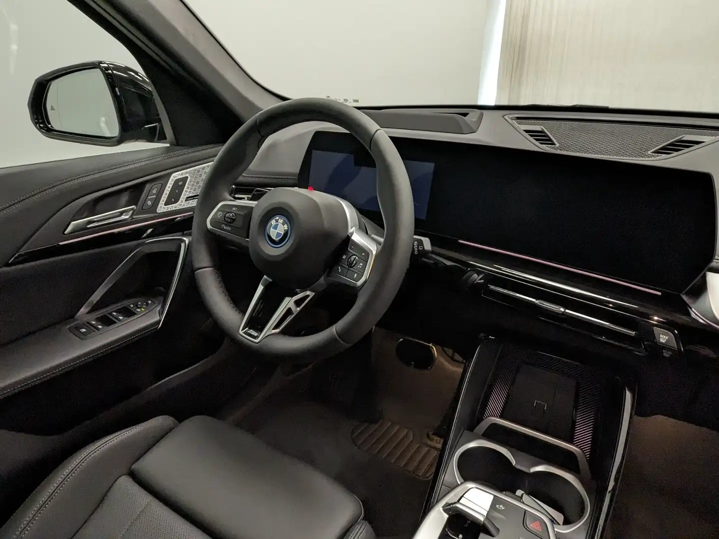 BMW iX1 xDrive30 M Sportpaket Innovationspaket ComfortPake Schwarz - 2