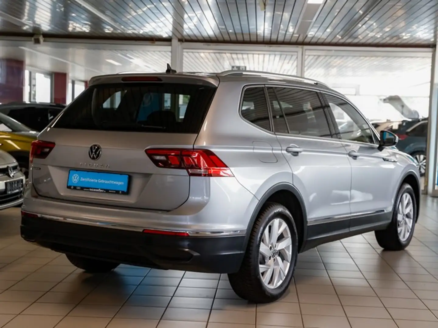 Volkswagen Tiguan Allspace 1,5 TSI DSG Life AHK ACC 7-Sitzer LED NaviMedia... Grau - 2