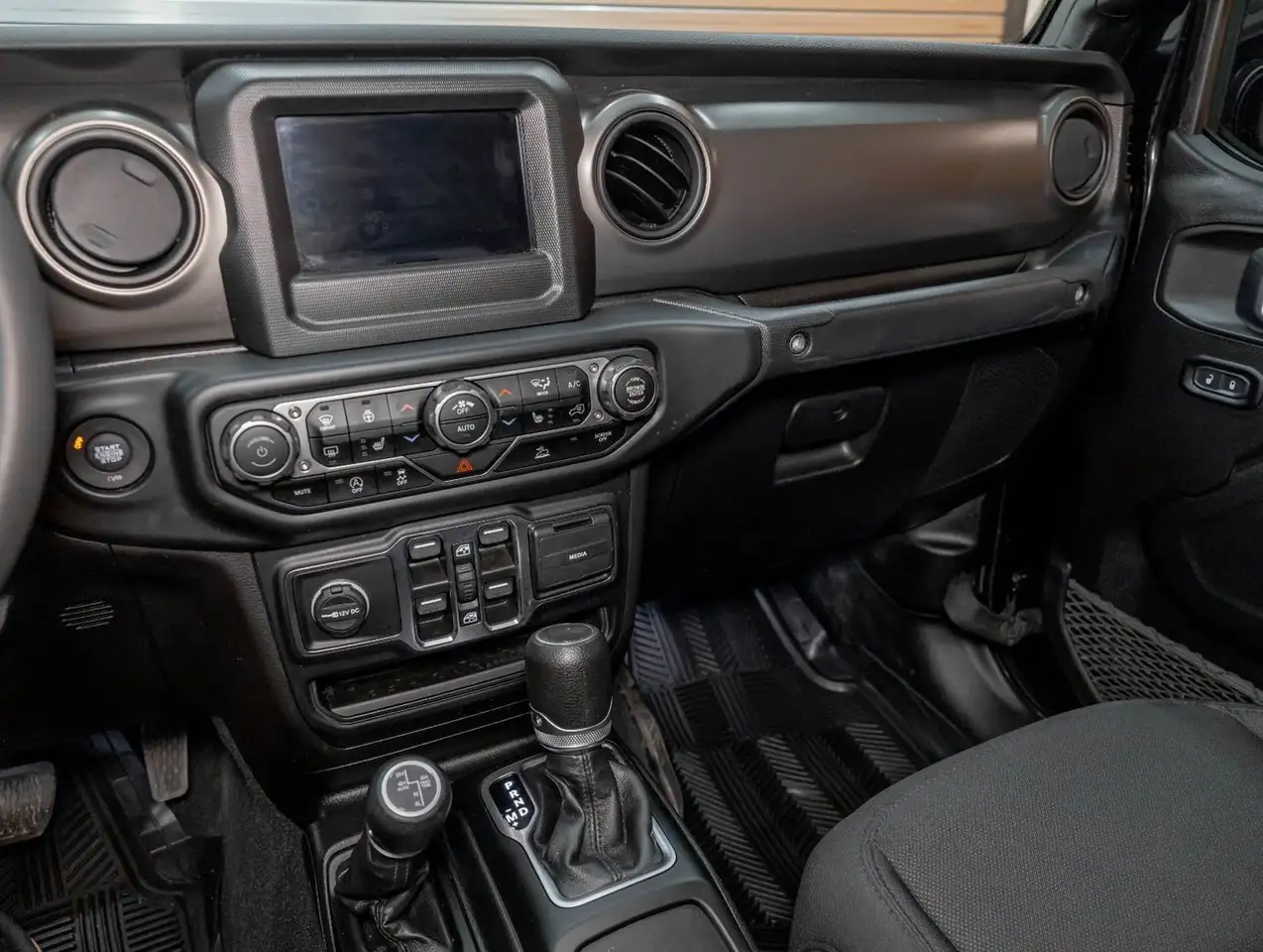 Jeep Gladiator снимка Jeep Gladiator