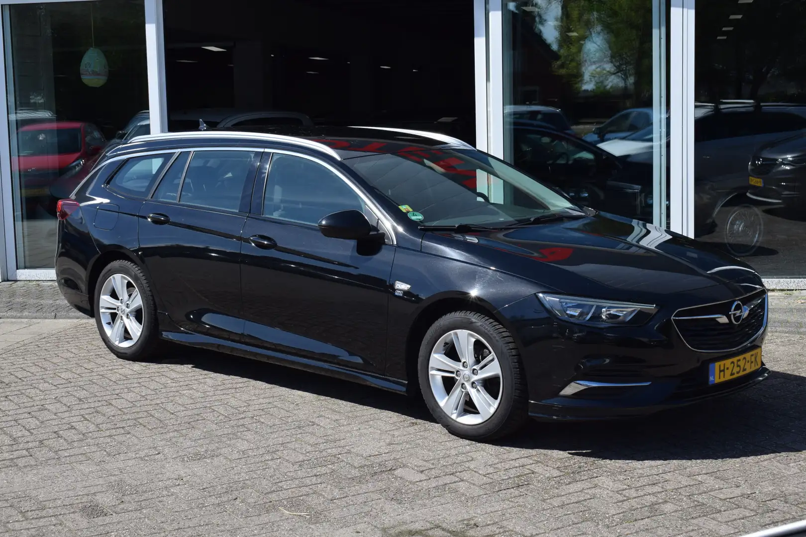Opel Insignia Sports Tourer 1.5 Turbo Business Executive Schwarz - 2