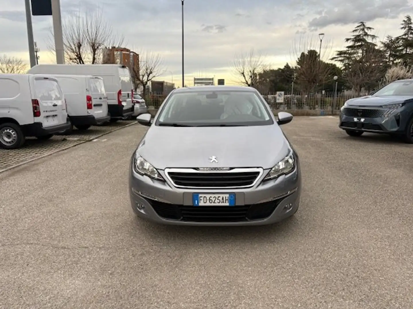 Peugeot 308 SW 1.2 benzina Allure 130 cv manuale Grigio - 2