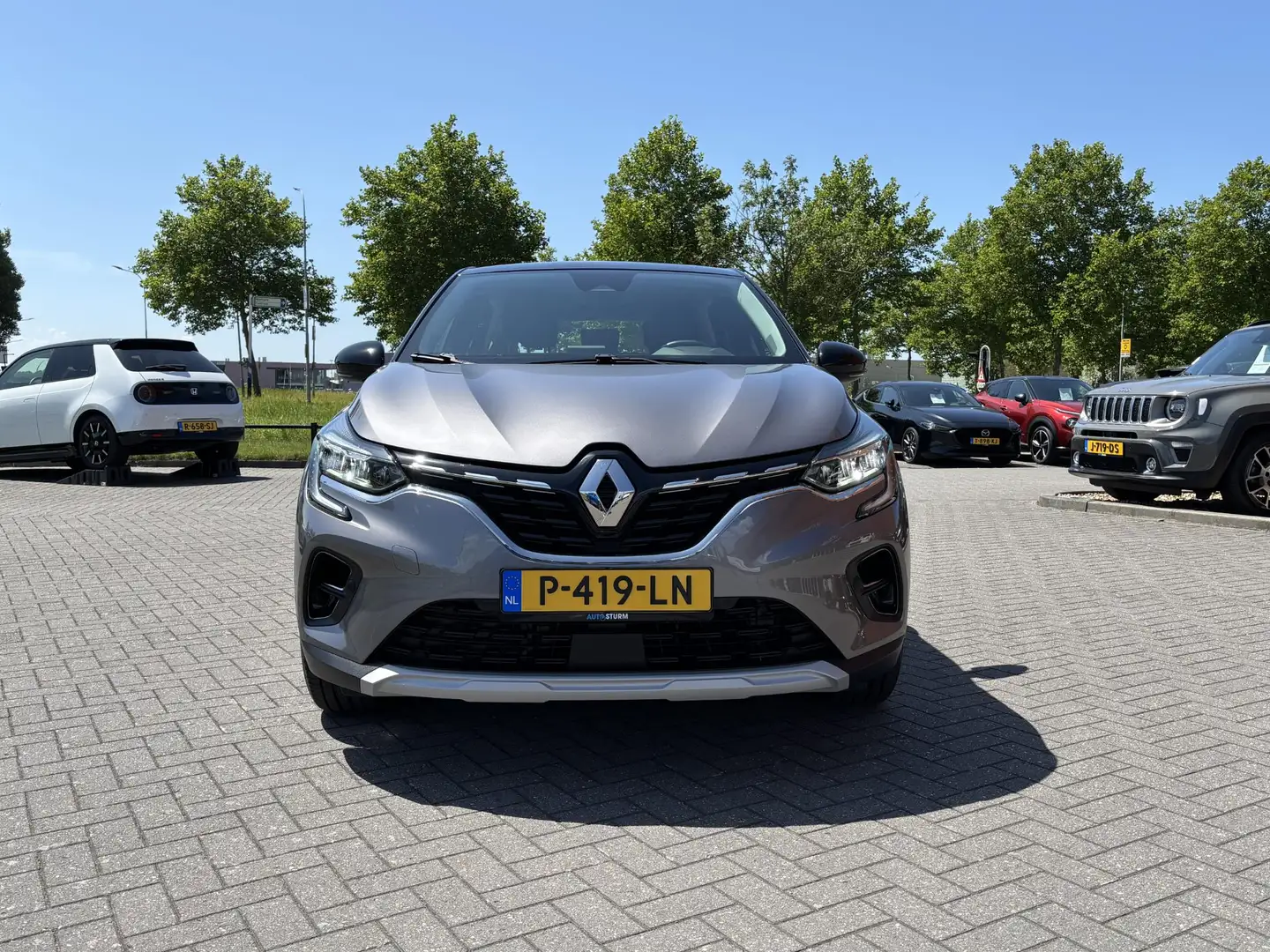 Renault Captur 1.6 E-Tech Plug-in Hybrid 160 Intens Grijs - 2