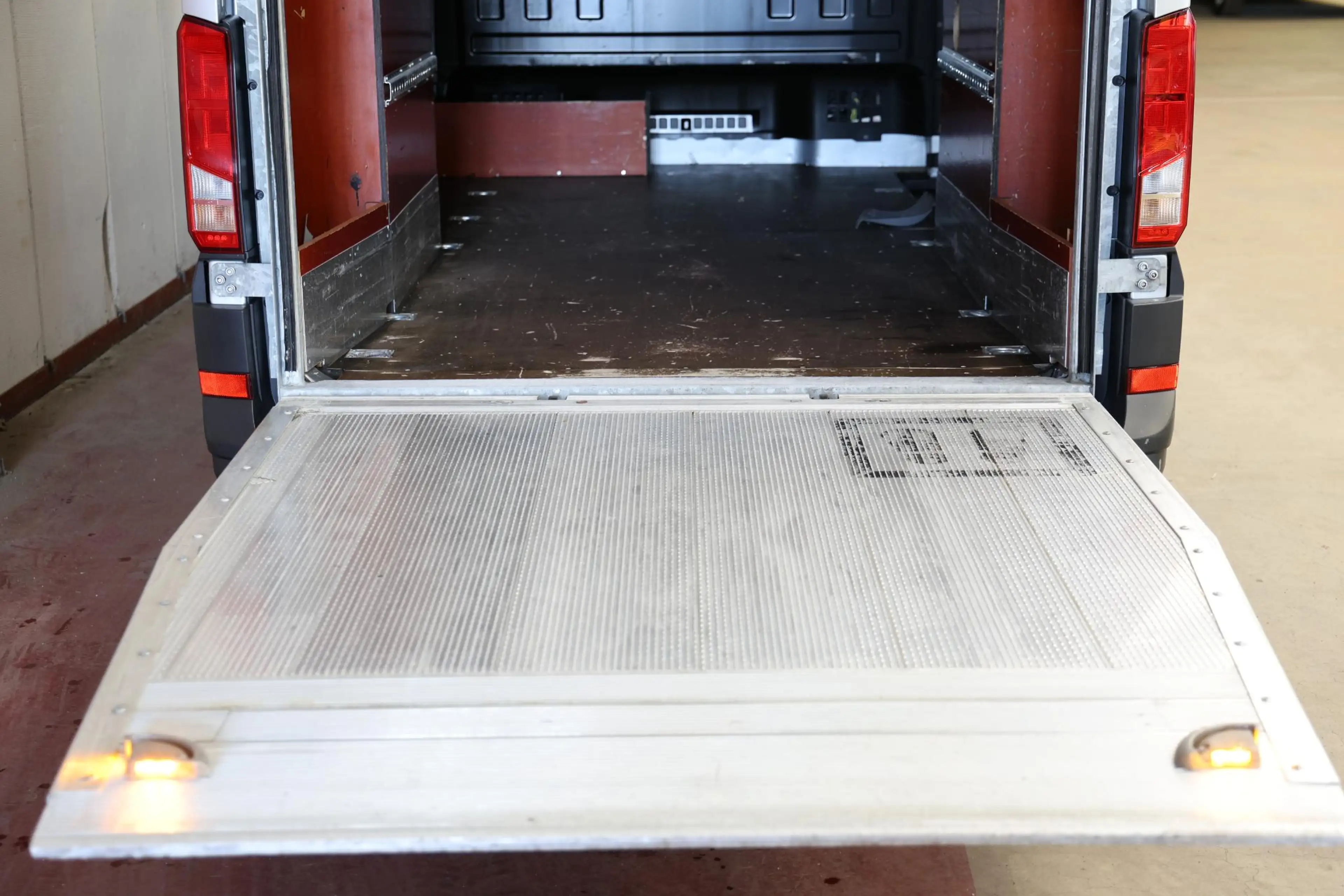 Volkswagen Crafter 2.0 TDI AUTOMAAT L3H3 LAADKLEP EN TREKHAAK — photo 6