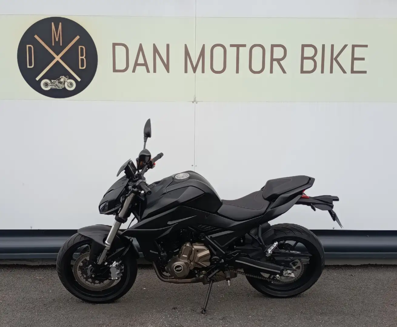 QJ Motor SRK 700 Noir - 1