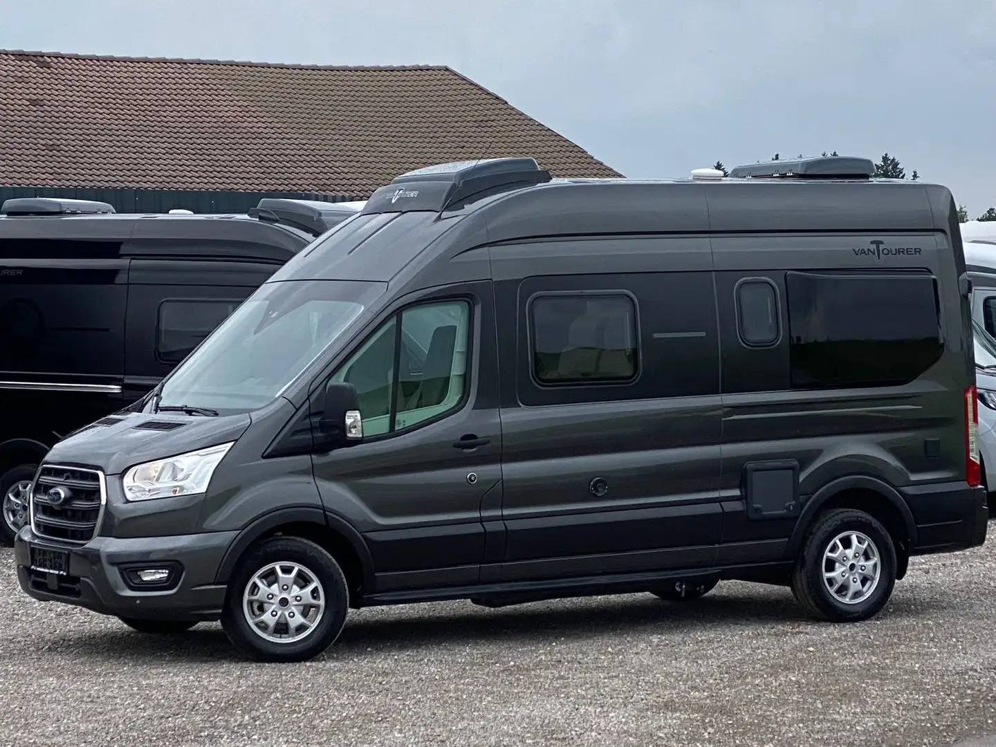 VanTourer 600 MQ Automatik, 170 PS, Schwarz - 2
