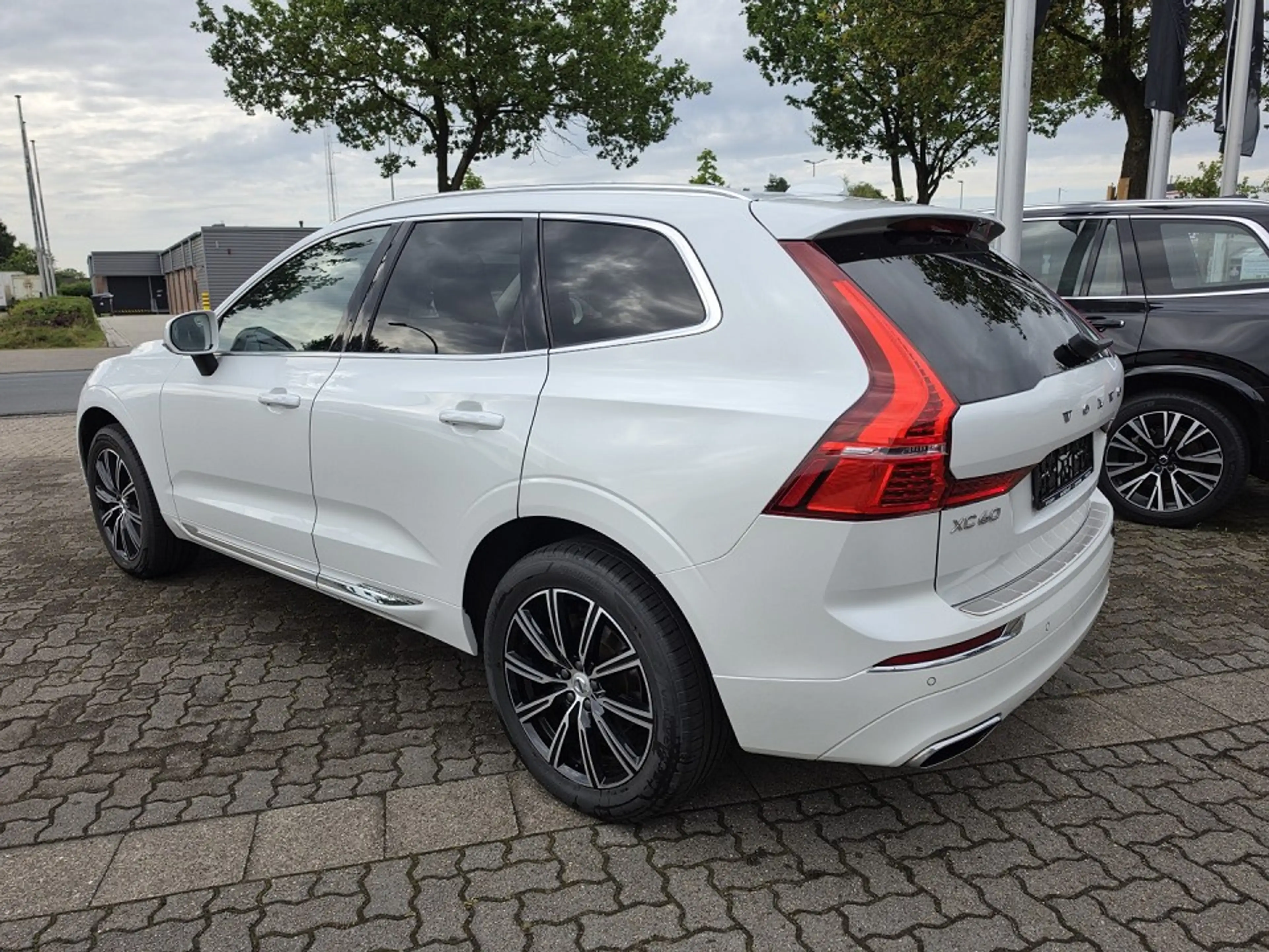 Volvo XC60 D5 (235 PS) AWD|AT8|Insc|Xenium-P|AHK — photo 2
