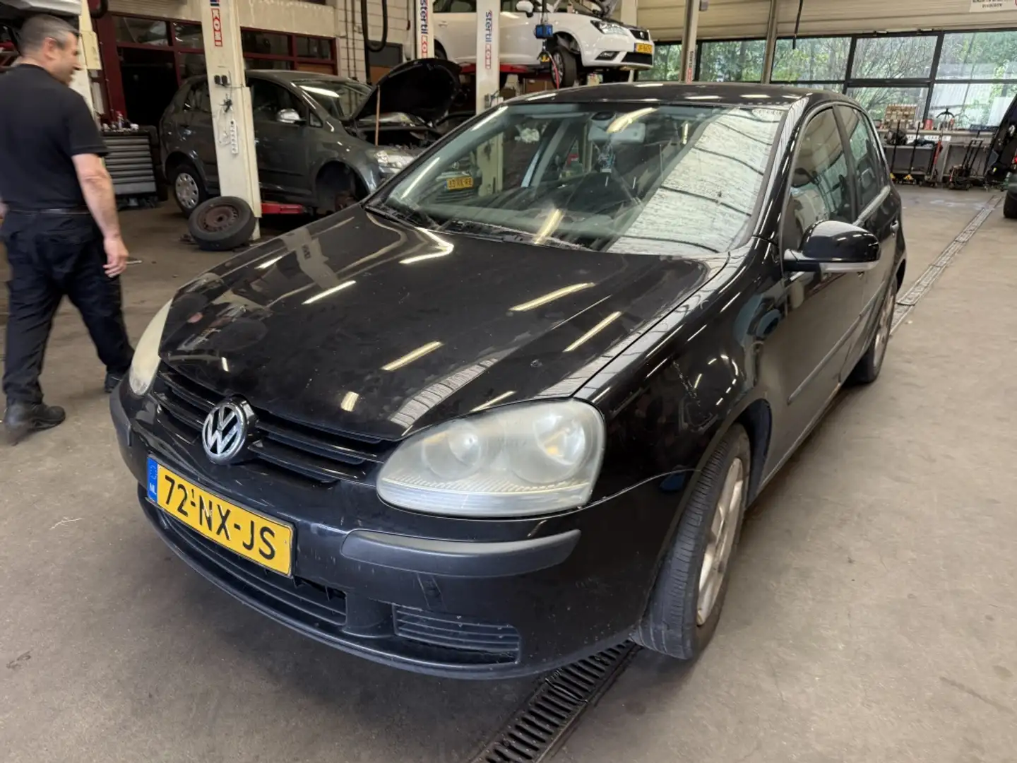 Volkswagen Golf 1.6 FSI Comfortline Zwart - 2