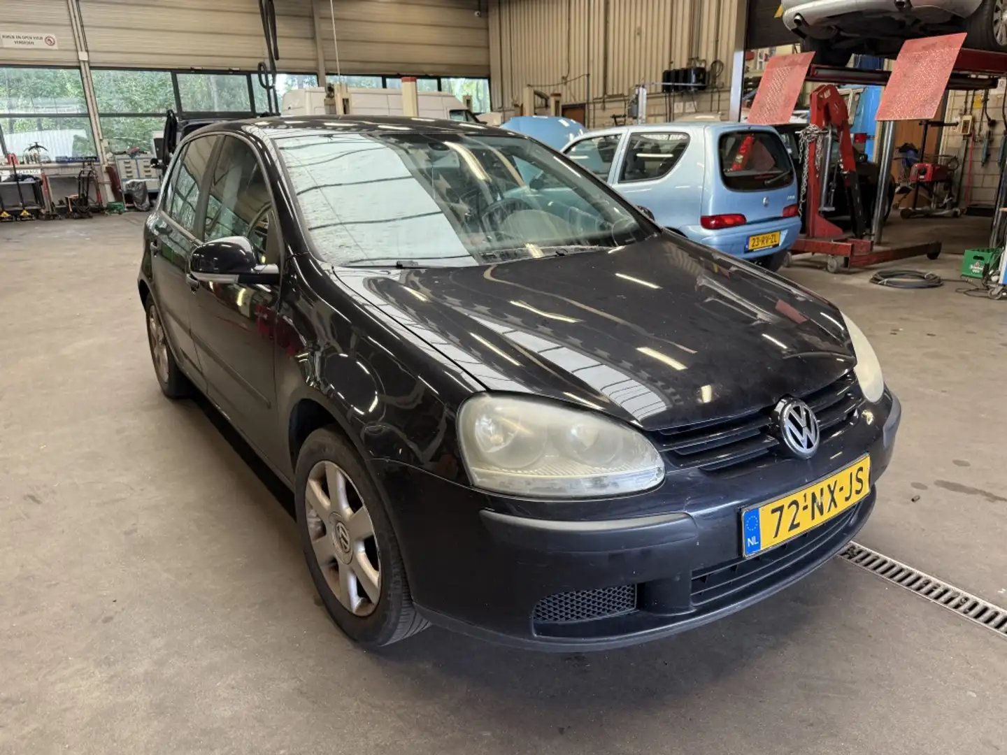 Volkswagen Golf 1.6 FSI Comfortline Zwart - 1
