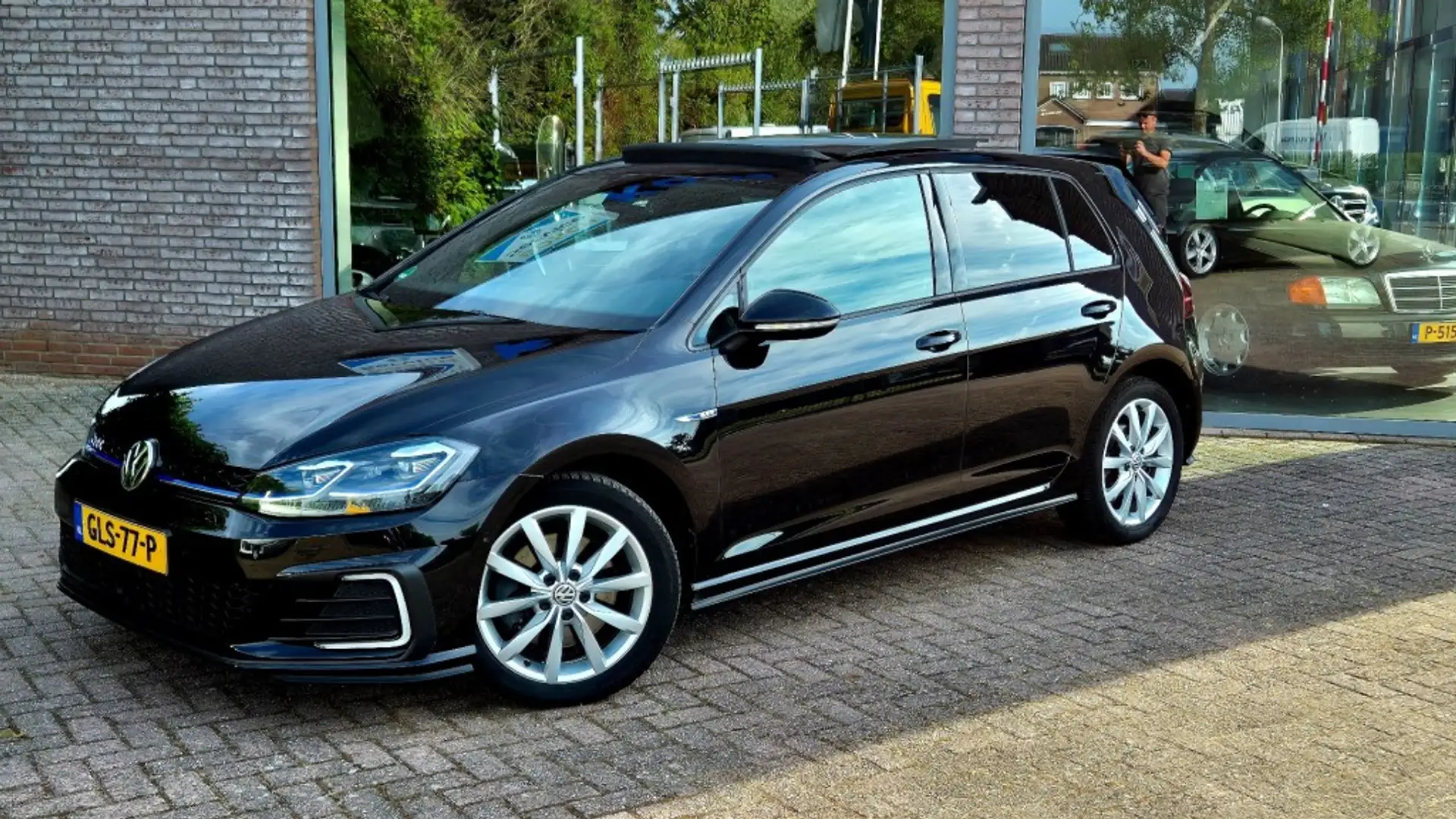 Volkswagen Golf 1.4 TSI PHEV GTE/PANORAMADAK/NIEUWSTAAT/VIRTUAL CO Zwart - 2