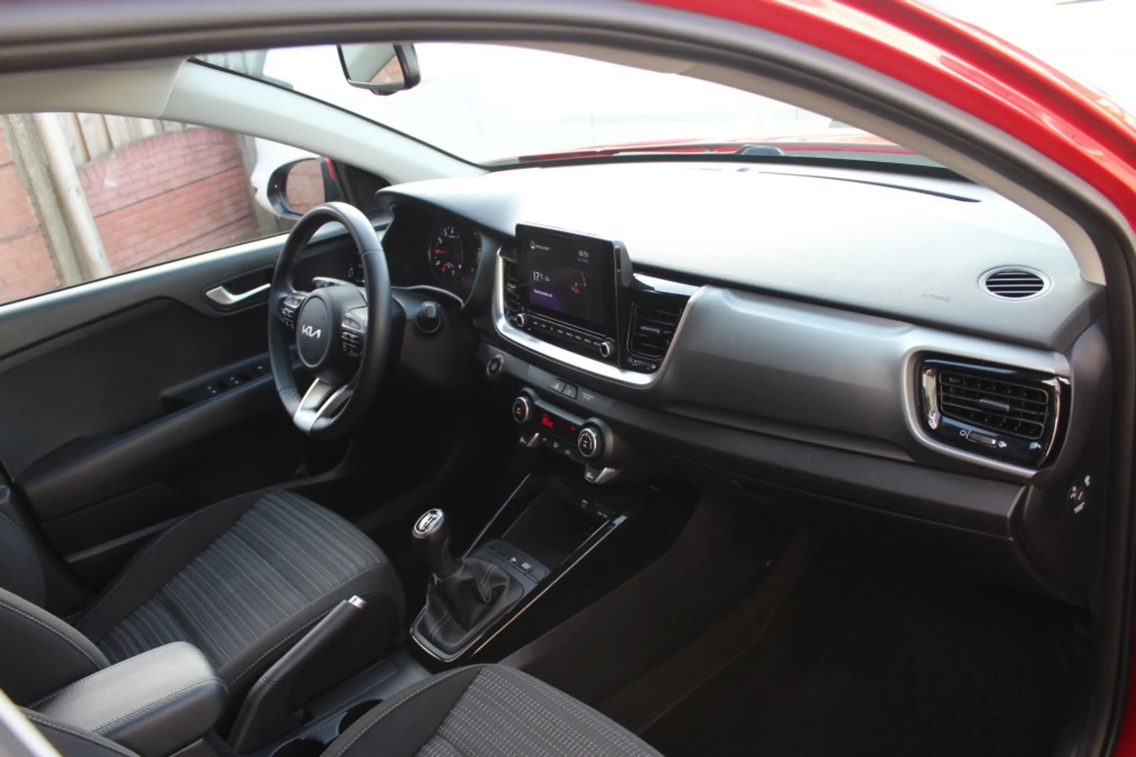 Kia Stonic 1.0 T-GDi MHEV Dynamic+Line — photo 13