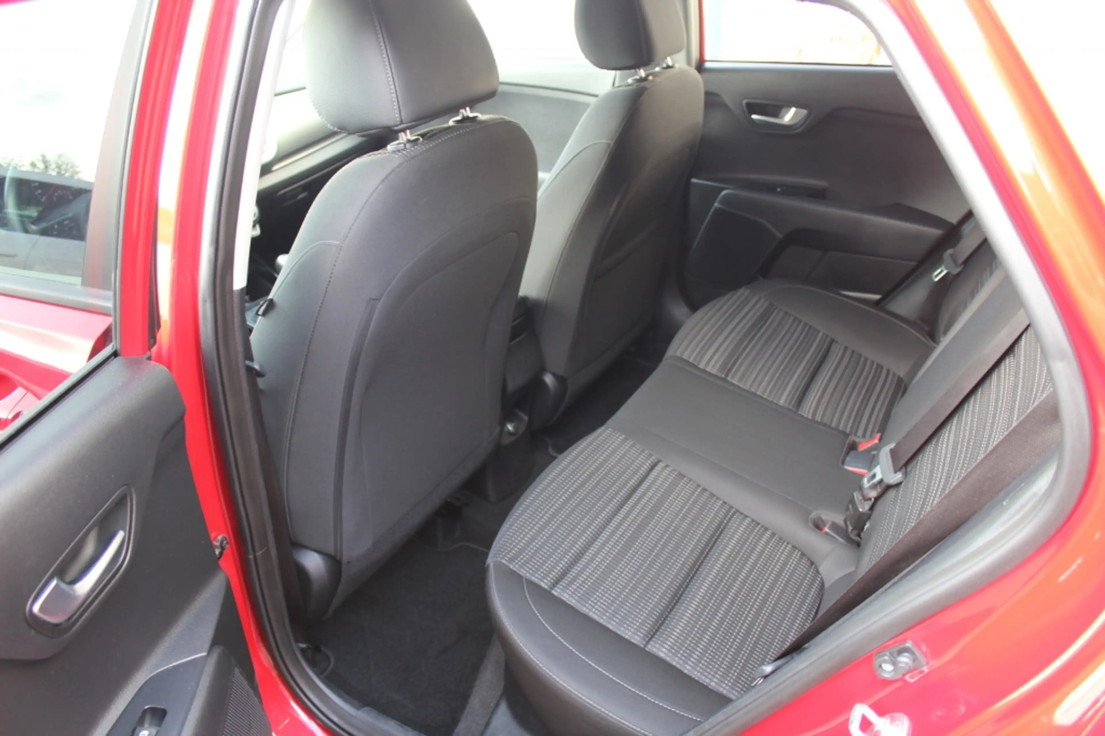 Kia Stonic 1.0 T-GDi MHEV Dynamic+Line — photo 11