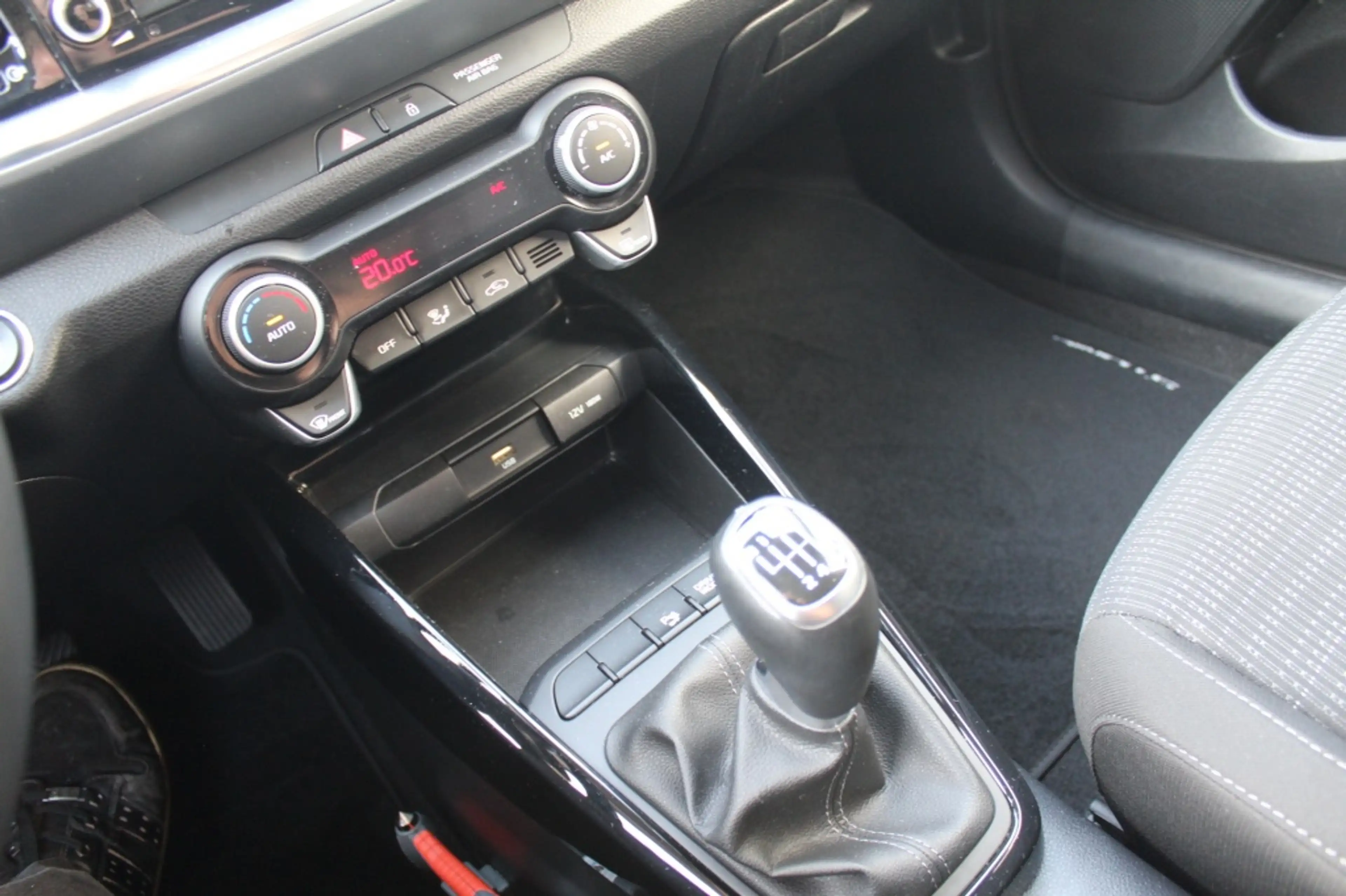 Kia Stonic 1.0 T-GDi MHEV Dynamic+Line — photo 20