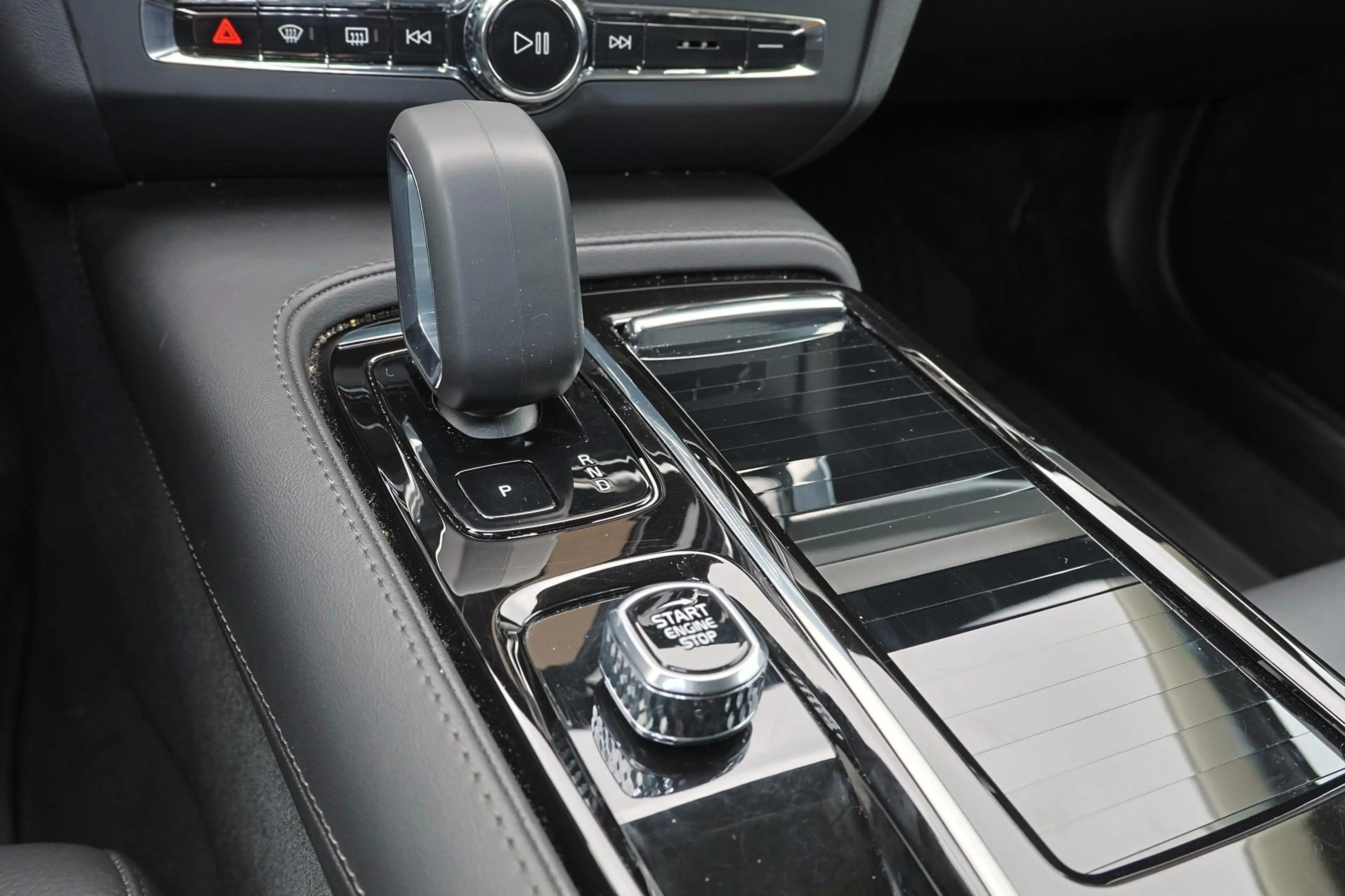 Volvo V90 T6 Recharge AWD Plus Dark - IntelliSafe Assist & S — photo 10
