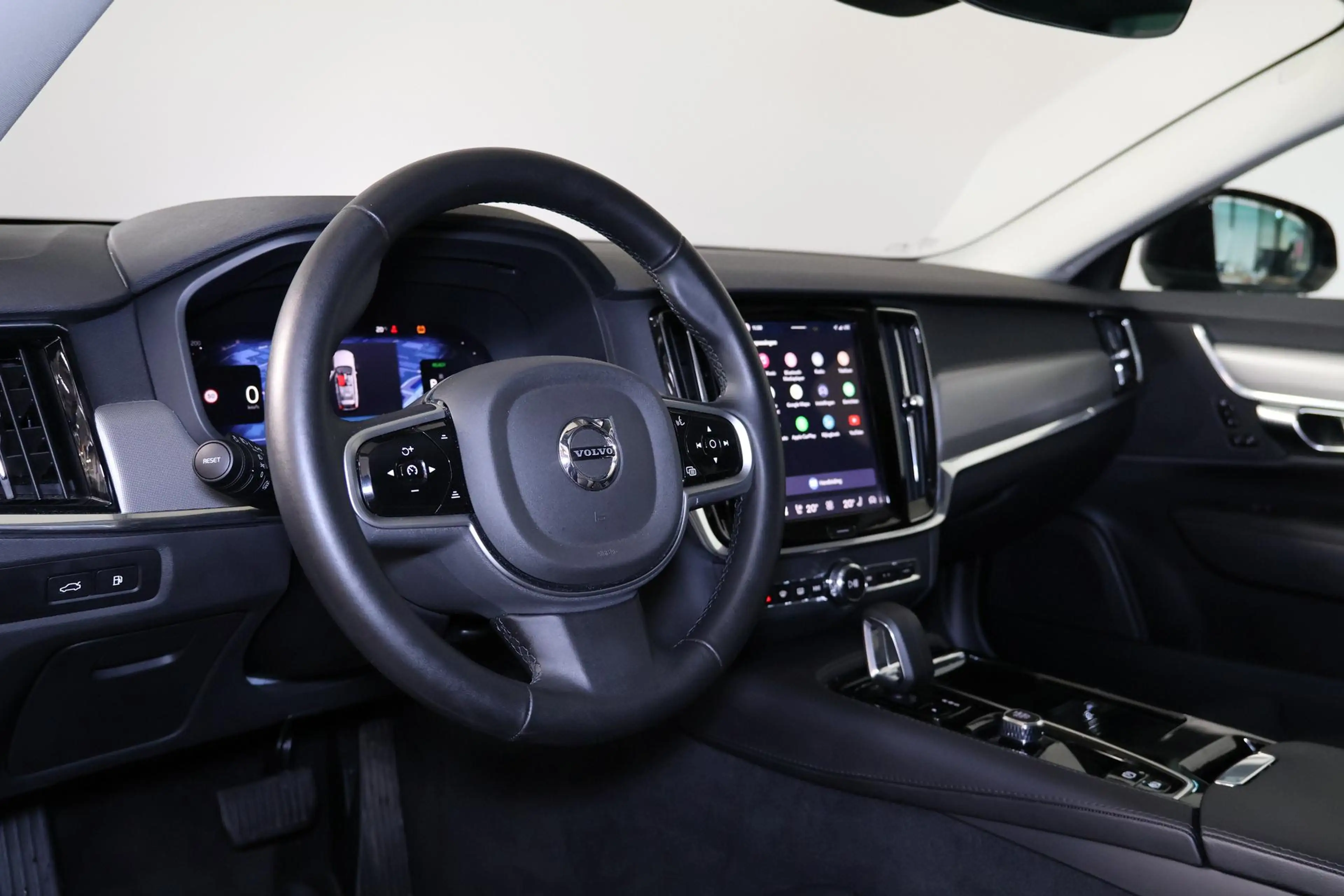 Volvo V90 T6 Recharge AWD Plus Dark - IntelliSafe Assist & S — photo 13