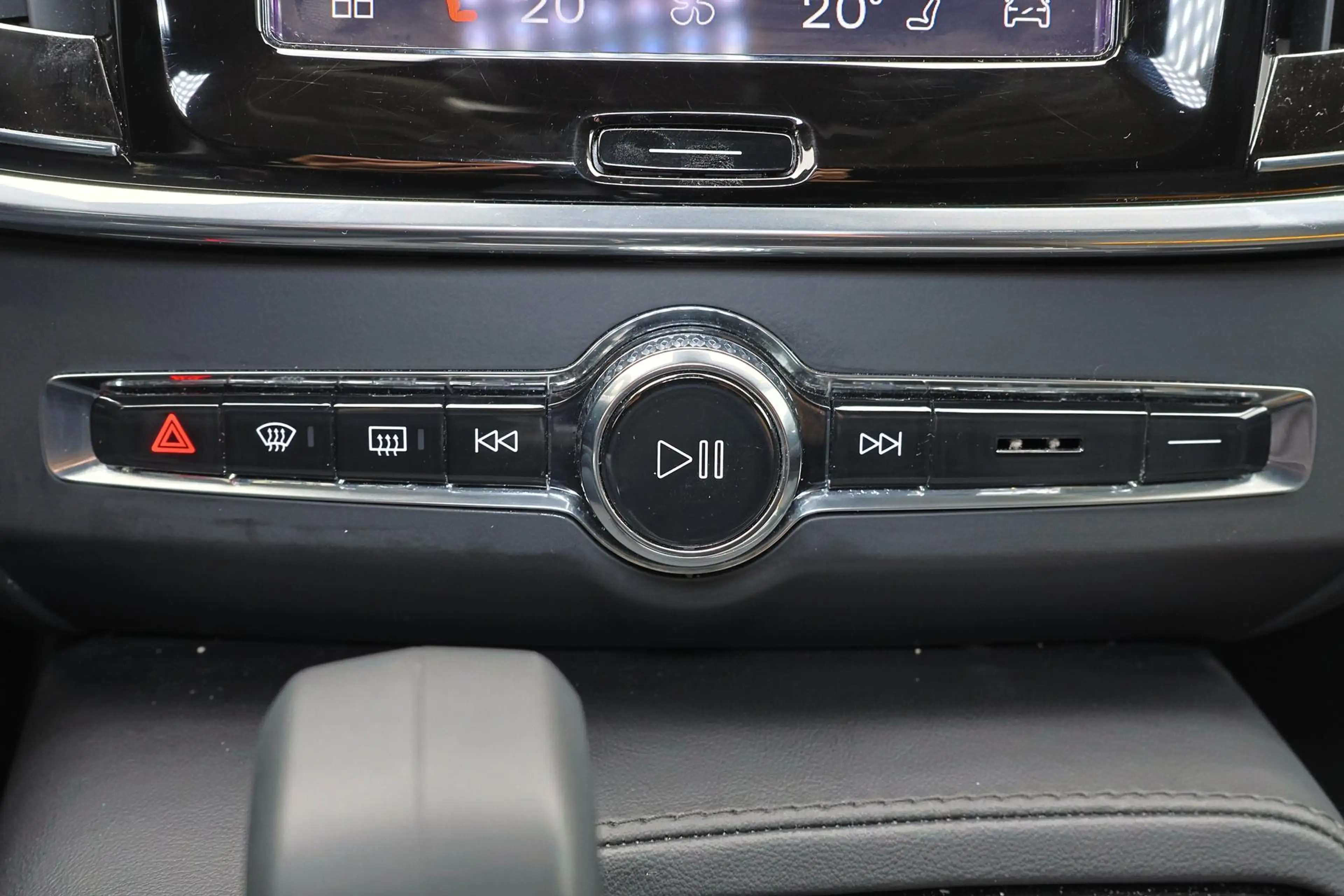 Volvo V90 T6 Recharge AWD Plus Dark - IntelliSafe Assist & S — photo 9