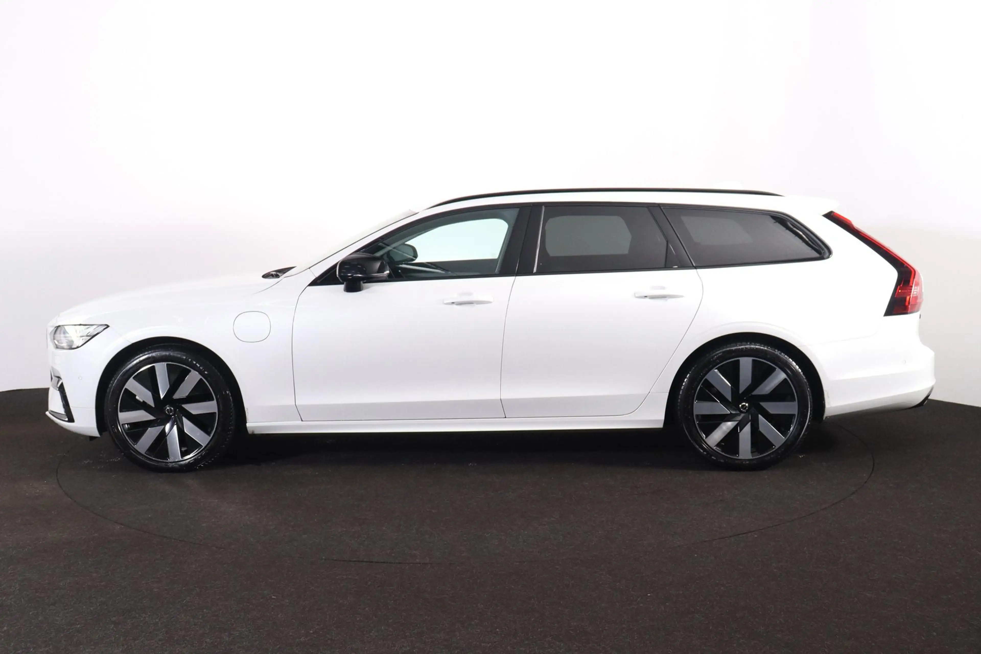 Volvo V90 T6 Recharge AWD Plus Dark - IntelliSafe Assist & S — photo 3