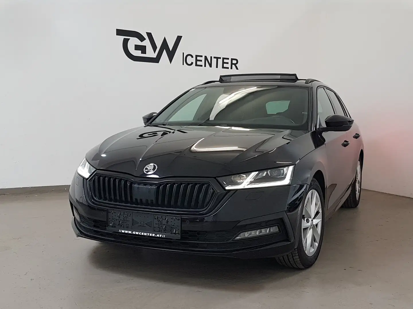 Skoda Octavia Combi 2,0 TDI DSG Sport Matrix Panorama Schwarz - 1