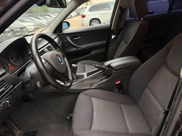 BMW 3 Series view 10