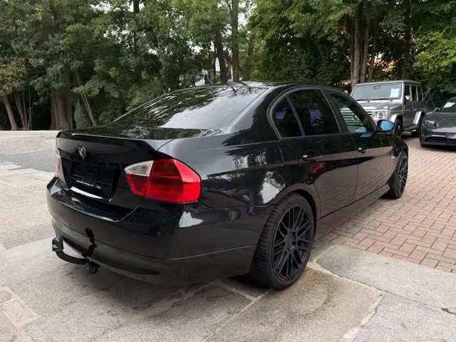BMW 3 Series view 5