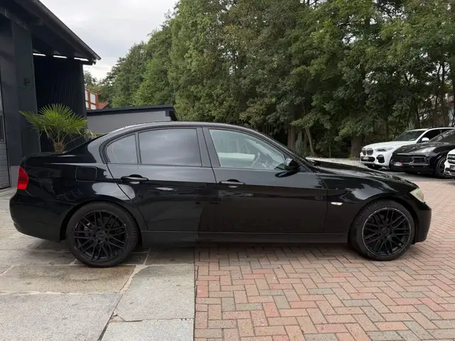 BMW 3 Series view 4