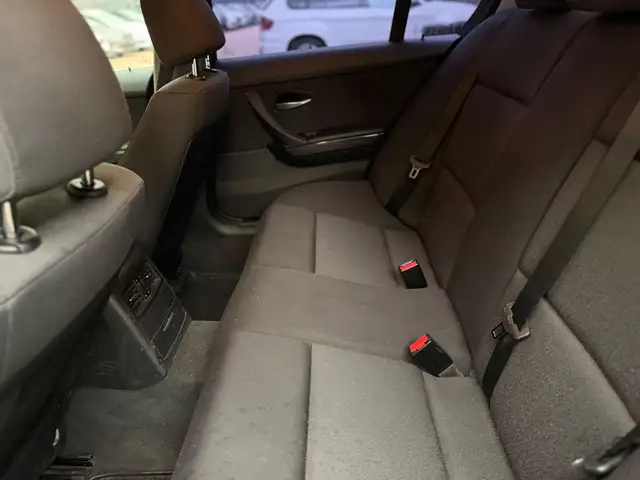 BMW 3 Series view 14