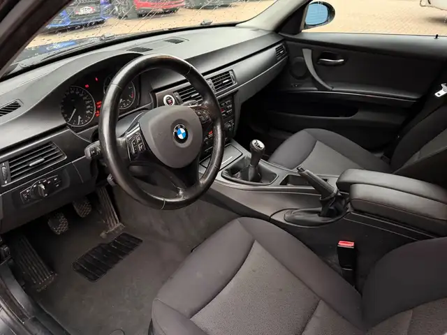 BMW 3 Series view 9