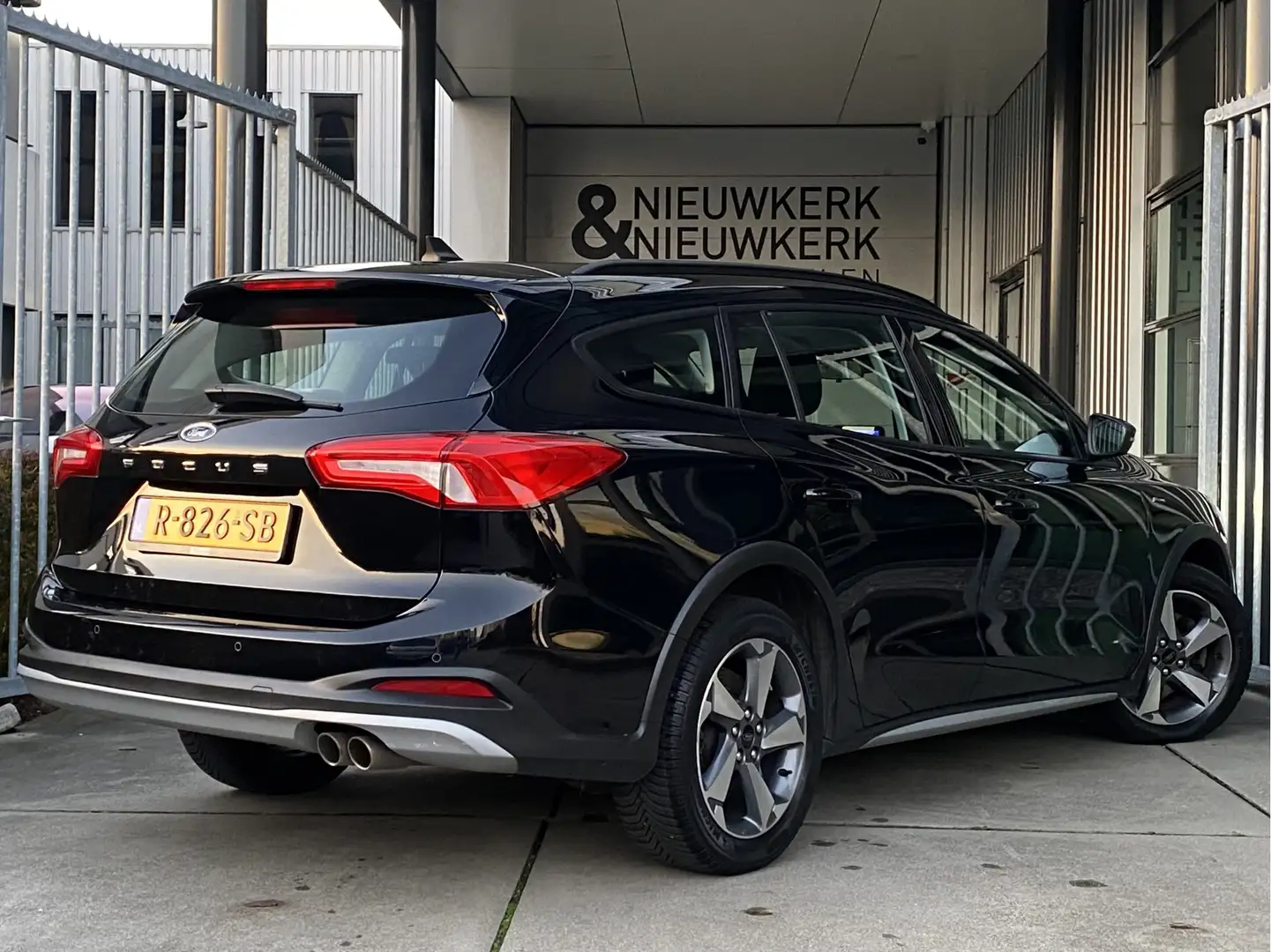 Ford Focus Wagon 1.0 EcoBoost Active Business | NAVI | CRUISE Zwart - 2
