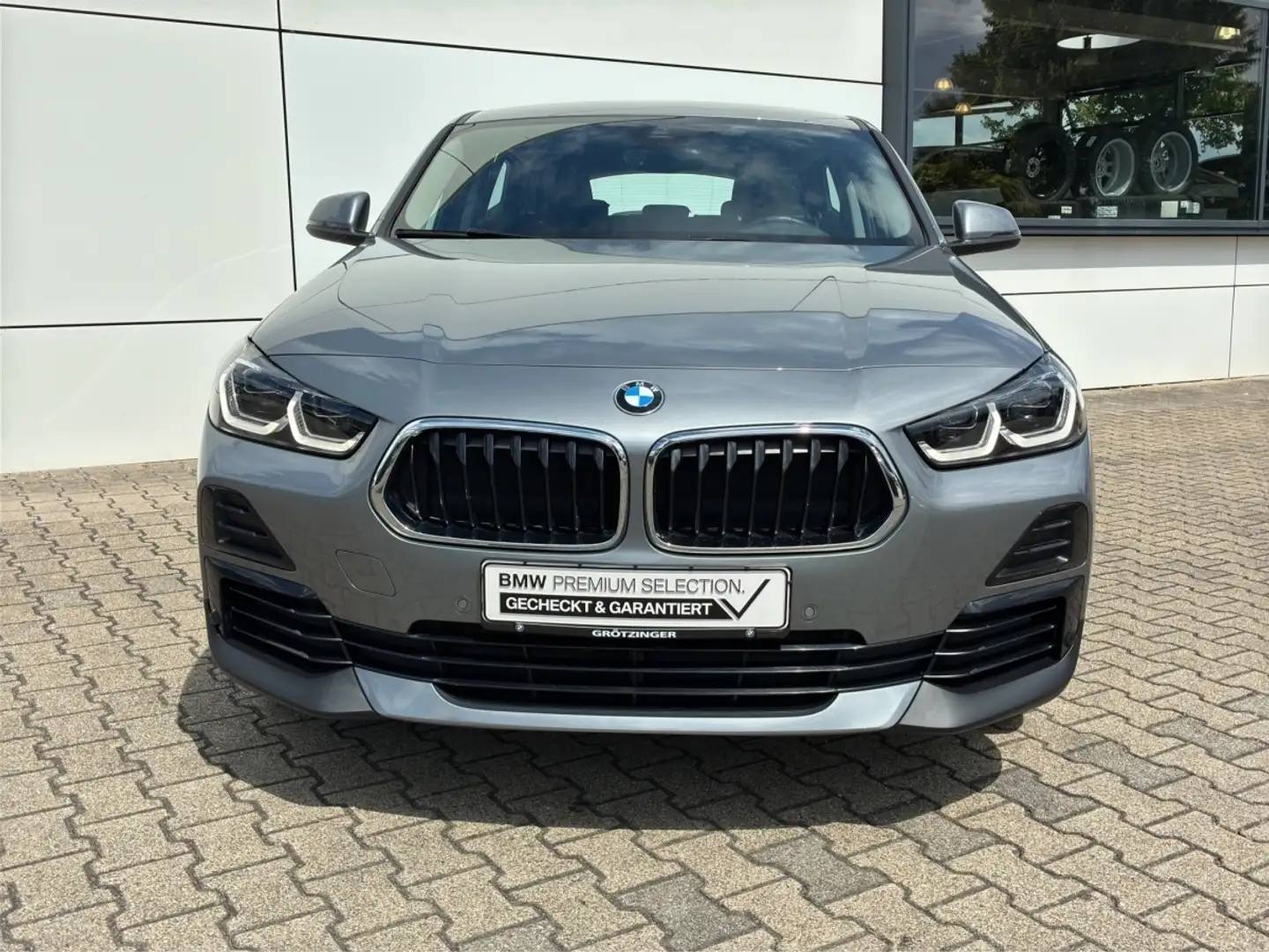 BMW X2 sDrive18d LED+Navi+AHK+LenkHZ+RFK+SHZ+GRA Gris - 2