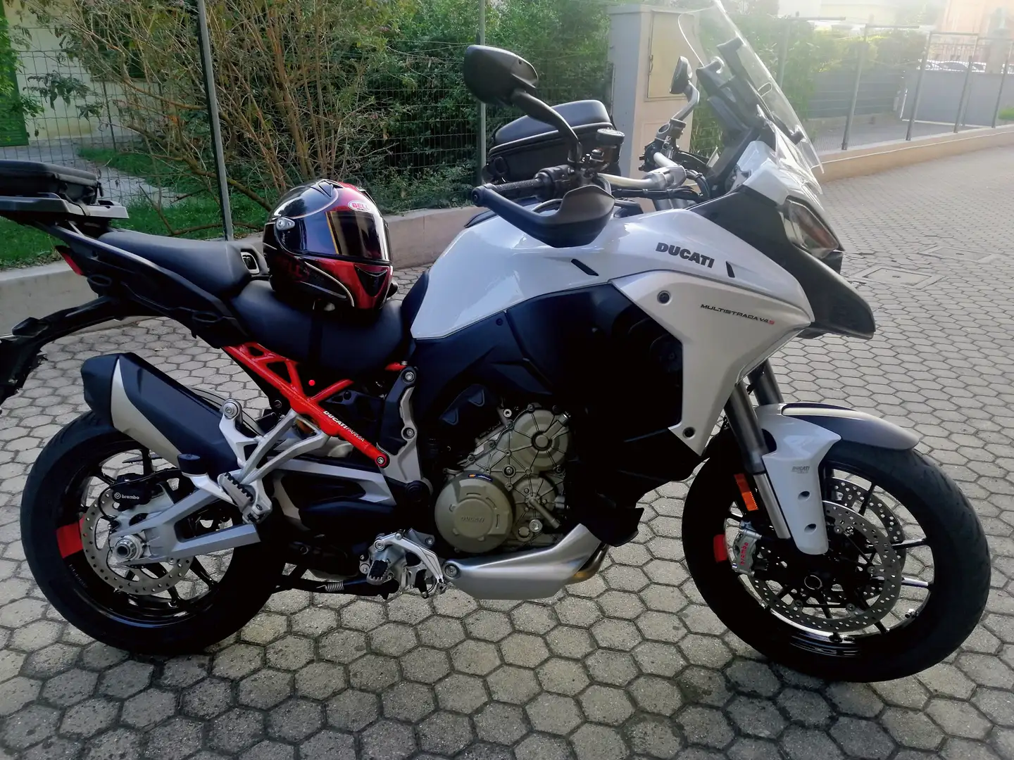 Ducati Multistrada V4 S Travel & radar (2022) full optional bijela - 1