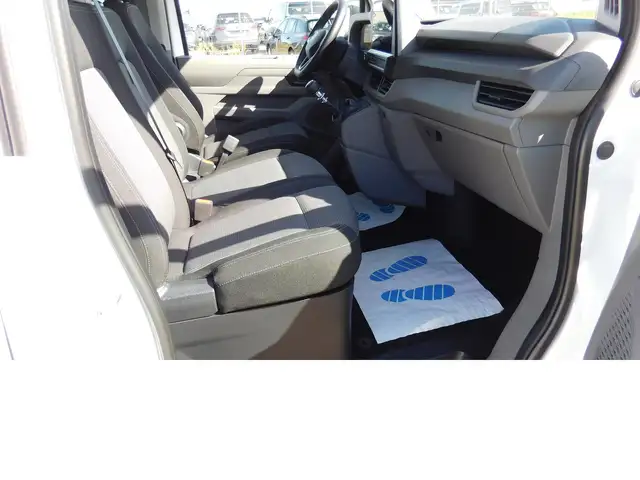 Volkswagen Caravelle view 12
