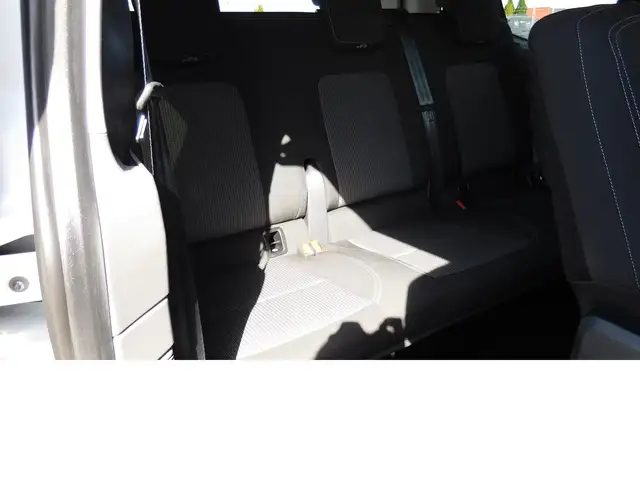 Volkswagen Caravelle view 8