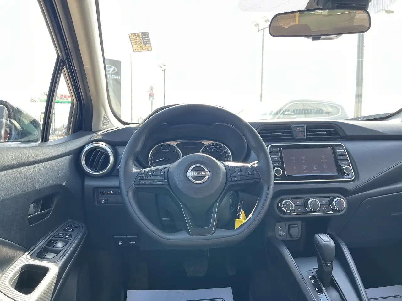 Nissan Versa снимка Nissan Versa