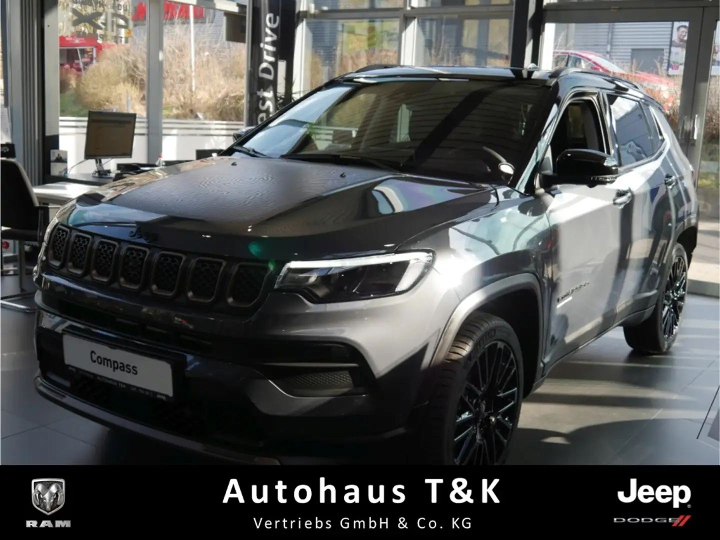 Jeep Compass MY22 Upland1.5l T4 48V e-Hybrid FWD Grau - 1